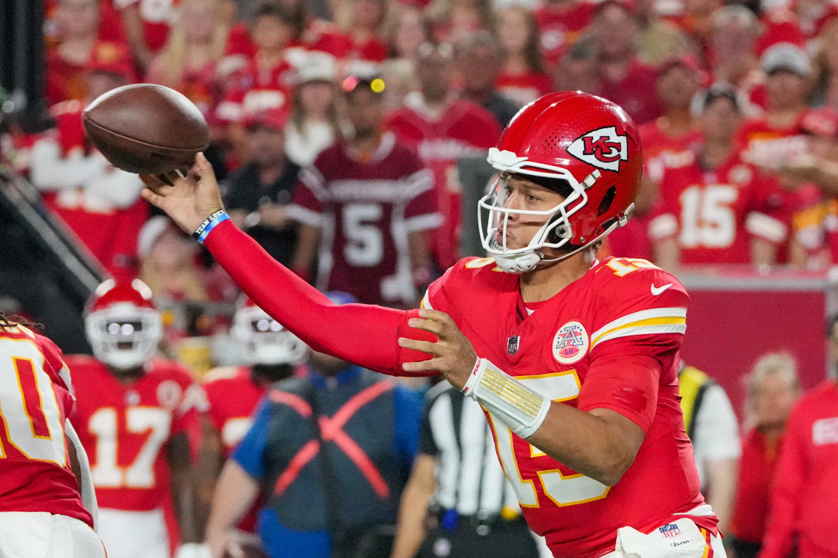 Patrick Mahomes becomes Chiefs passing leader