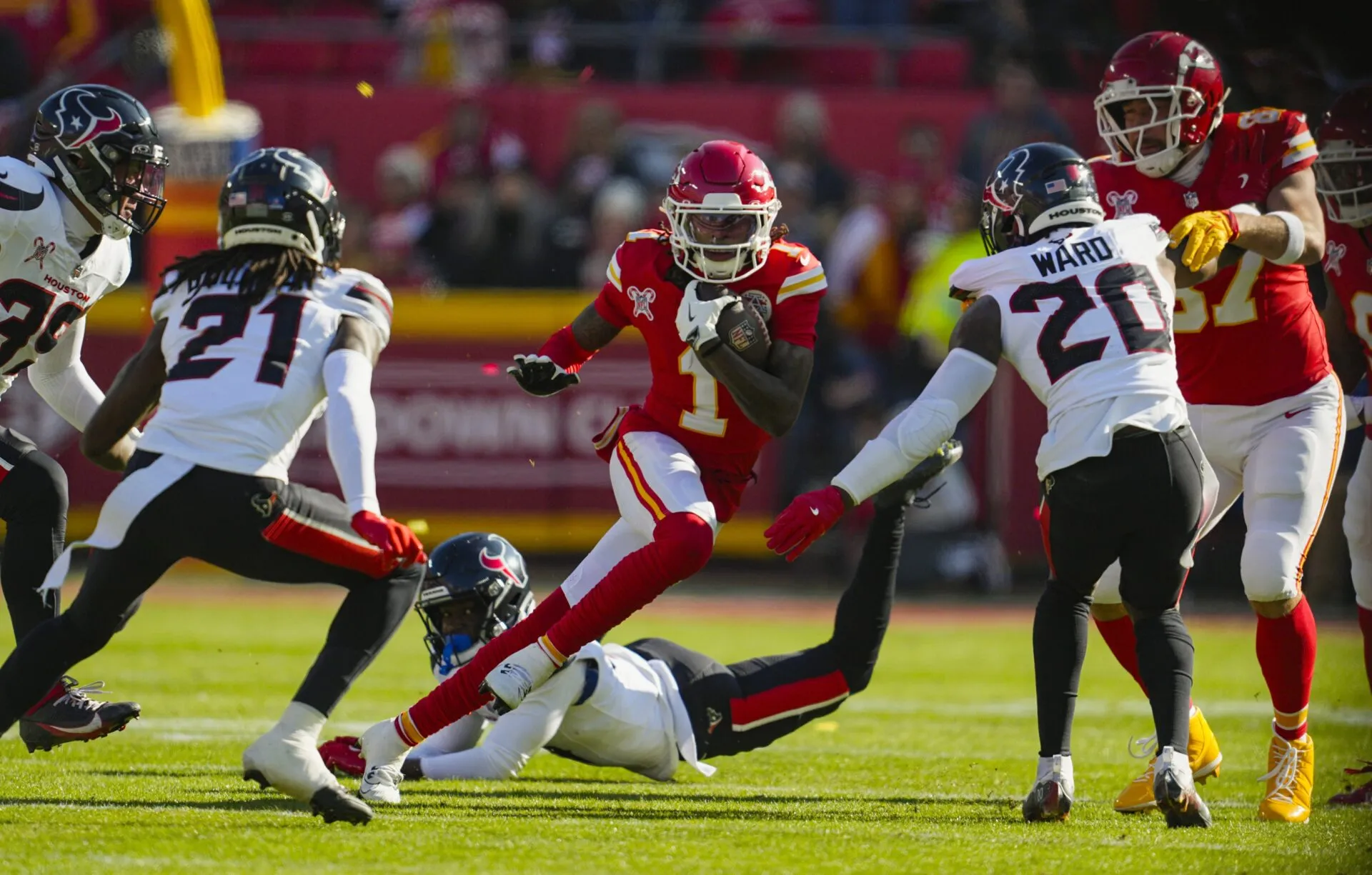 Chiefs defeat Texans, 27-19, to go undefeated at Arrowhead for the first time since 2003